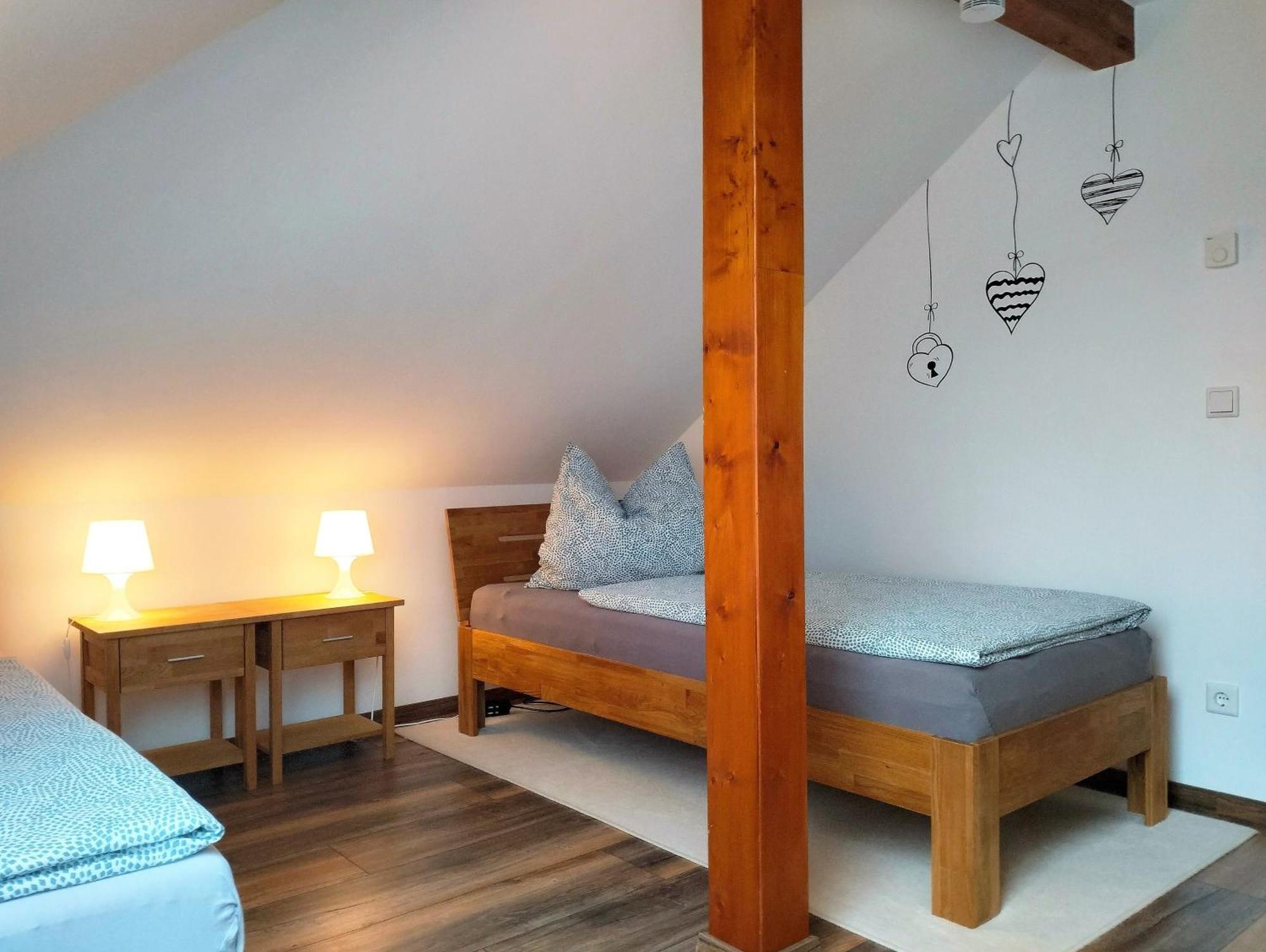 Ferienwohnung Am Waldesrand - Garten, Terrasse, Grill, Luftkuehler, Massagesessel, Kinderspielecke, Spielekonsole Cottbus Eksteriør billede